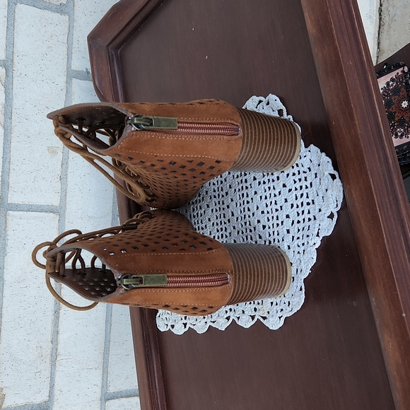 - Bamboo Lace Up Sandals Size 8.5 - Picture 2 of 4